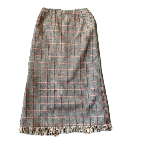 Harve Benard Dresses & Skirts - Harve Benard Sport Vintage Plaid Skirt size 8 Fringe gray and red stripes